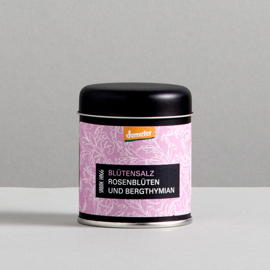 Blütensalz mit Rosenblüten und Bergthymian