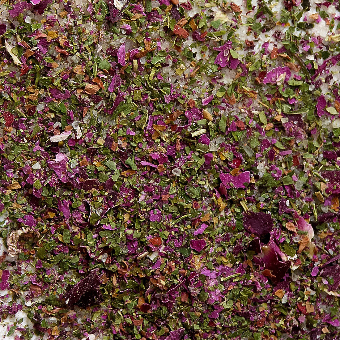 Melissensalz mit Rosenblüten und Thymian