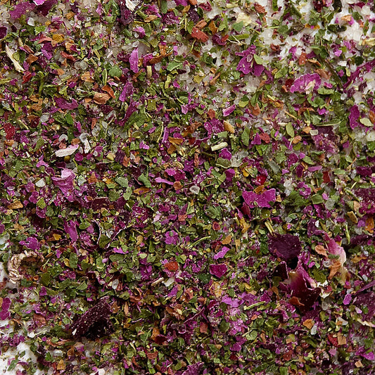 Melissensalz mit Rosenblüten und Thymian