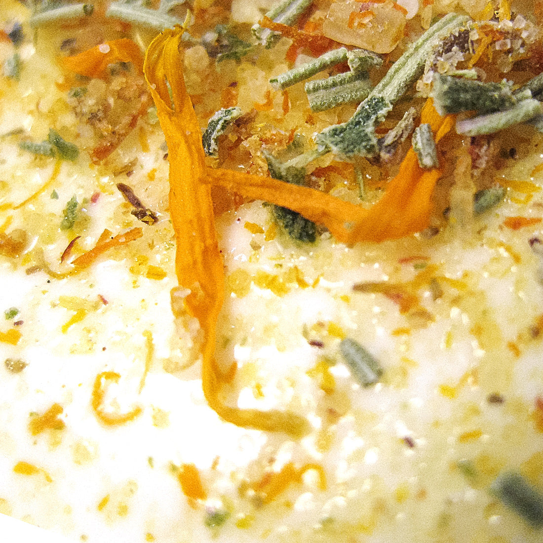 Orangen-Rosmarinsalz mit Ringelblumen